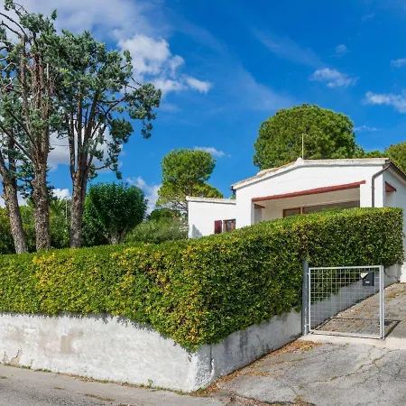 Appealing Holiday With Garden Fireplace And Parking *