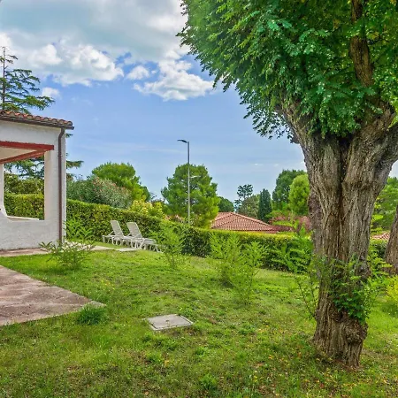 Сasa de vacaciones Appealing Holiday With Garden Fireplace And Parking